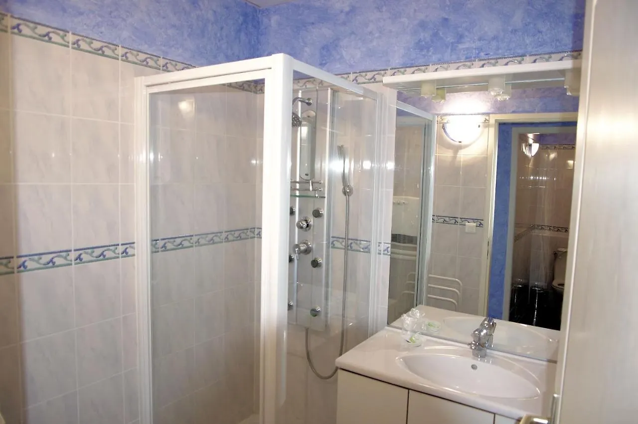 Le Domaine De L'Escadasse Faycelles Guest house