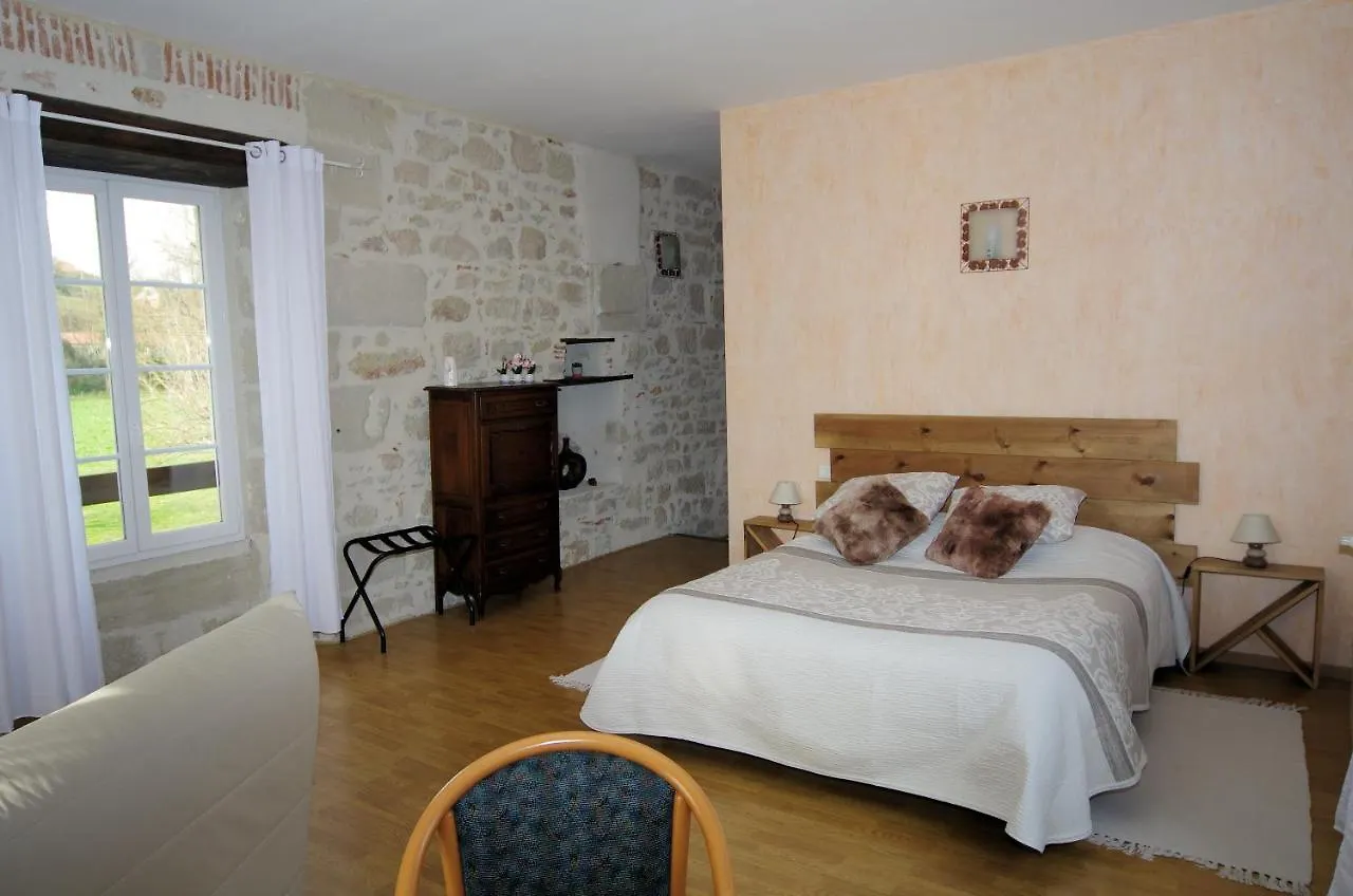 Le Domaine De L'Escadasse Faycelles Guest house