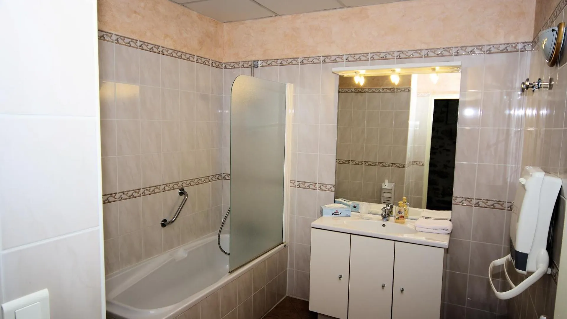 Le Domaine De L'Escadasse Faycelles Guest house