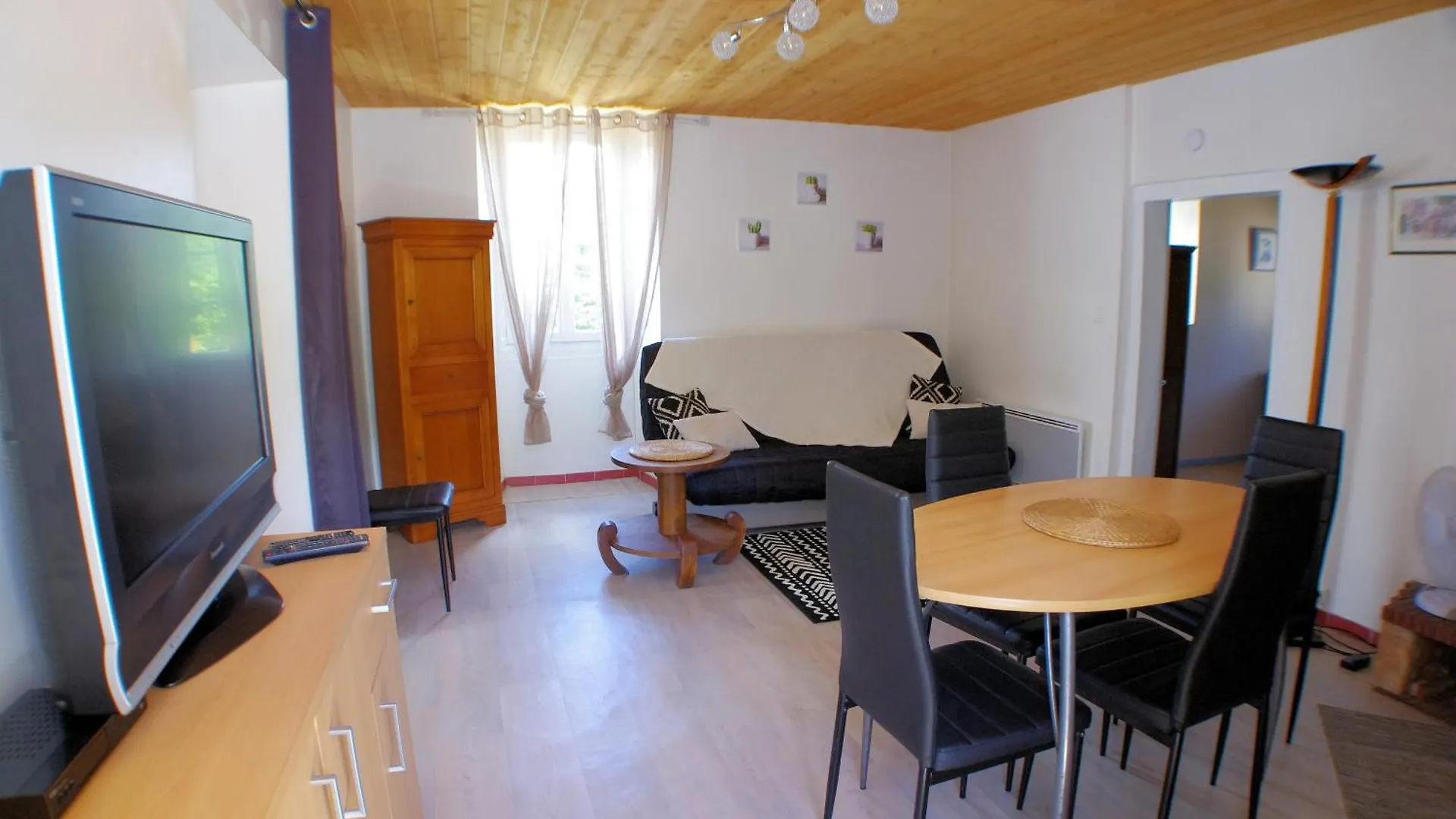 Le Domaine De L'Escadasse Faycelles Guest house