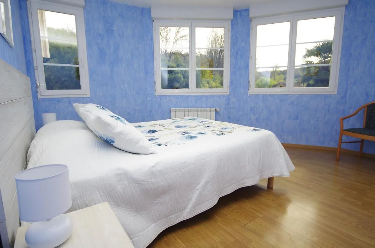 Le Domaine De L'Escadasse Faycelles Guest house